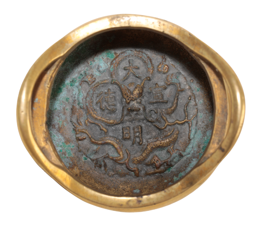 A CHINESE GILT BRONZE MINIATURE TRIPOD CENSER - Image 3 of 3