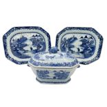 A CHINESE EXPORT BLUE AND WHITE TUREEN AND COVER