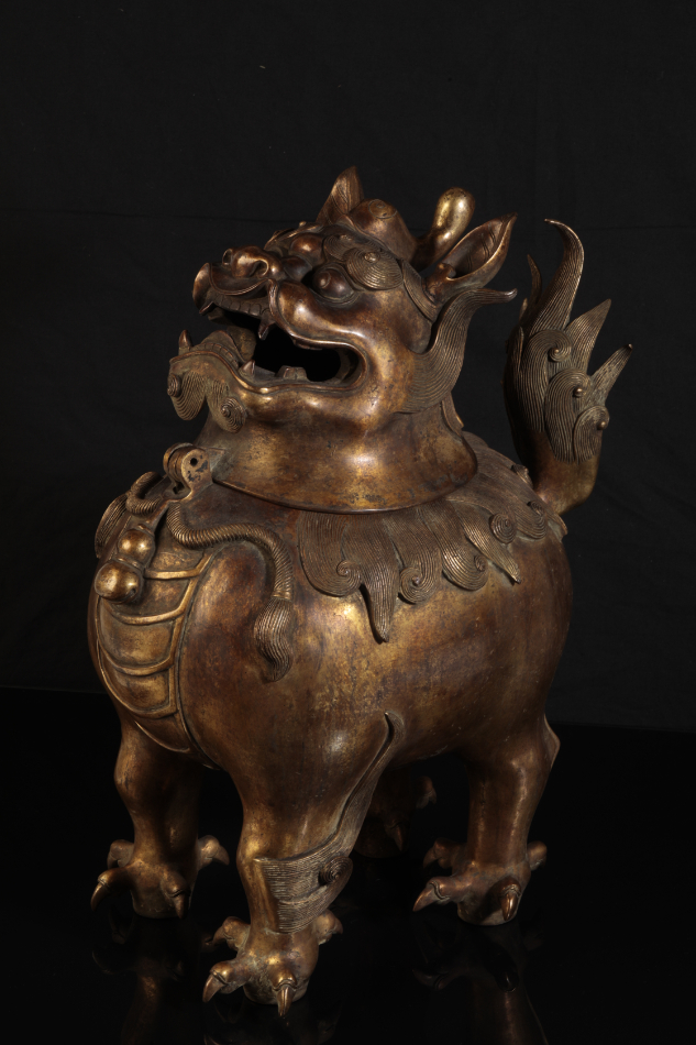 A CHINESE GILT BRONZE LION INCENSE-BURNER - Image 3 of 6