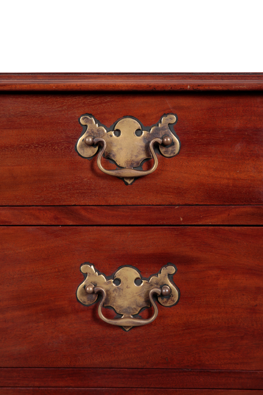 A GEORGE III MAHOGANY CHEST OF DRAWERS - Image 3 of 3