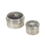 A GEORGE V SILVER CYLINDRICAL PILL BOX