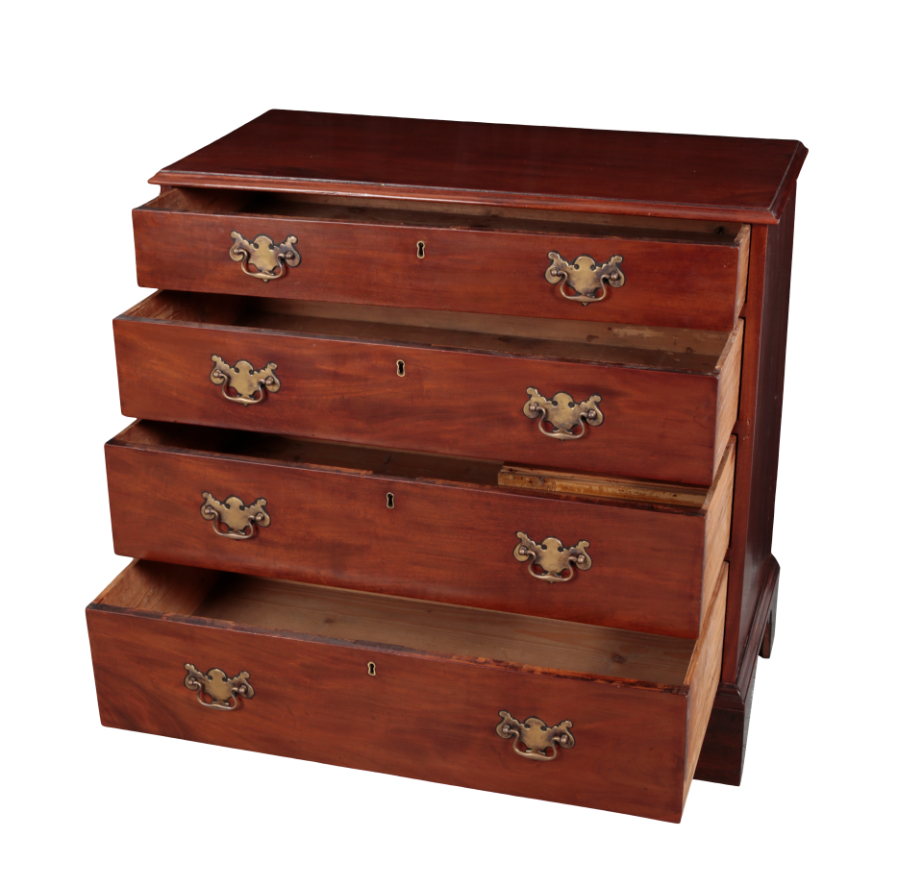 A GEORGE III MAHOGANY CHEST OF DRAWERS - Image 2 of 3