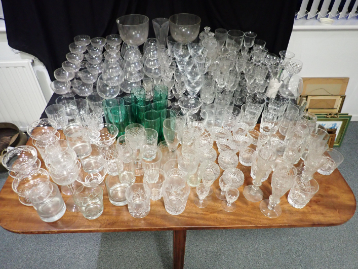 A LARGE COLLECTION OF GLASSWARE - Bild 2 aus 4