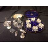 A SMALL COLLECTION OF SILVER AND SILVER PLATED ITEMS