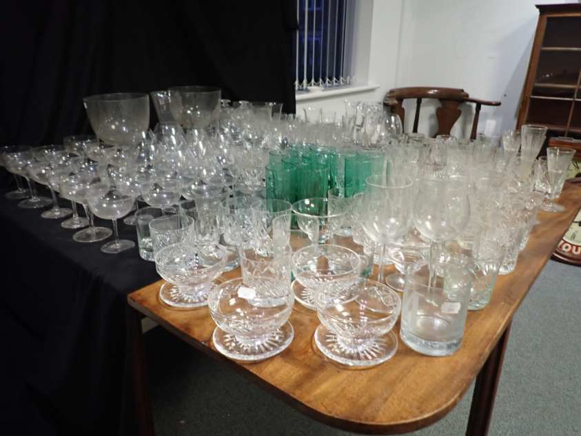 A LARGE COLLECTION OF GLASSWARE - Bild 3 aus 4