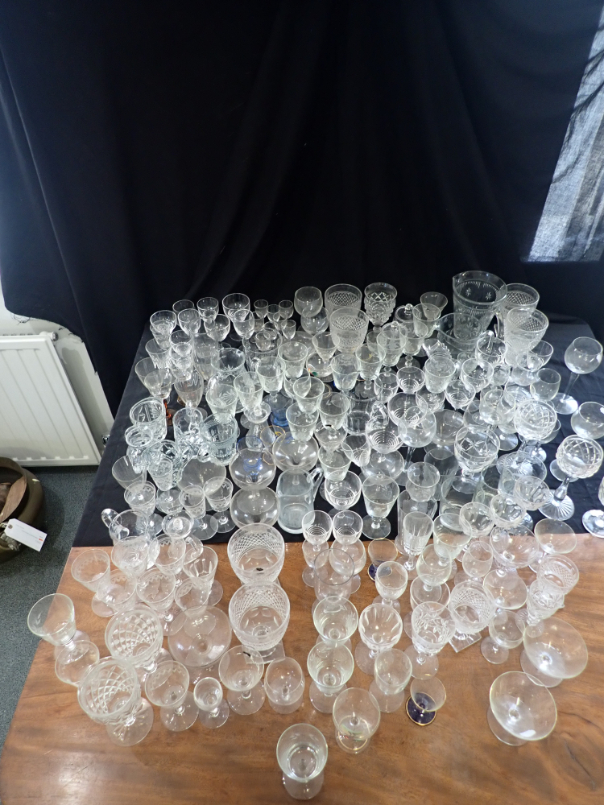 A COLLECTIOIN OF GLASSWARE - Bild 2 aus 3