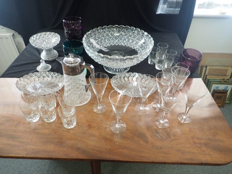 A COLLECTION OF GLASSWARE