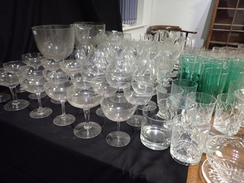 A LARGE COLLECTION OF GLASSWARE - Bild 4 aus 4