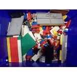 A BOX OF LOOSE 1970S LEGO