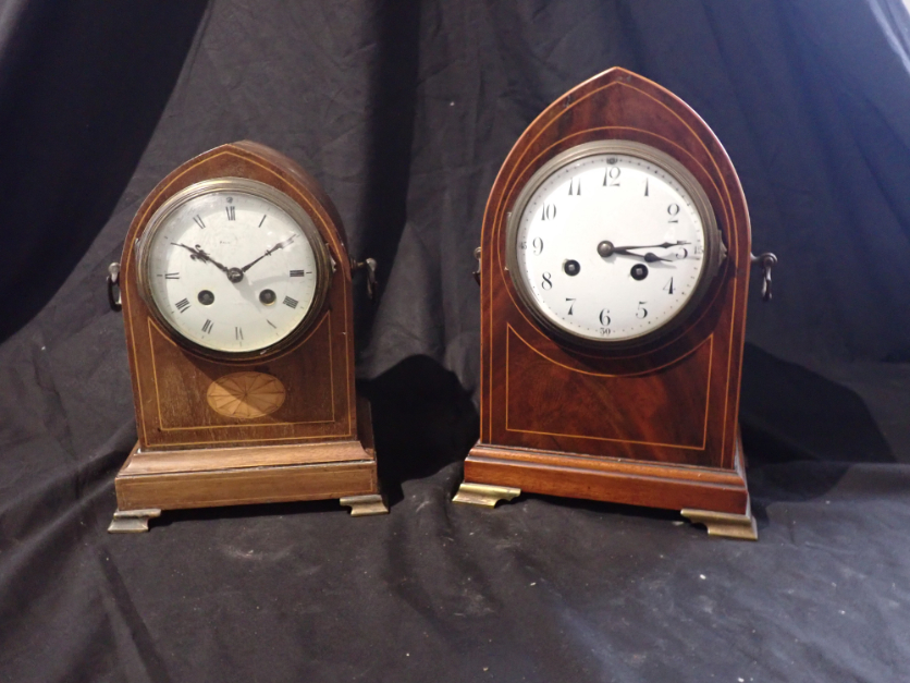 A VICTORIAN MAHOGANY SATINWOOD INLAID MANTEL CLOCK