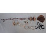 A SMALL QUANTITY OF JEWELLERY AND PINCE-NEZ