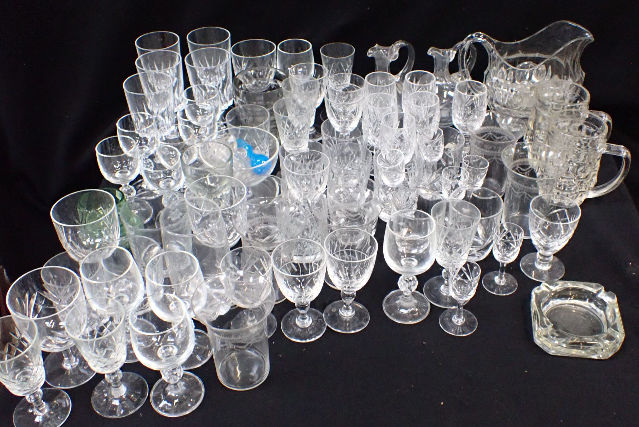 A COLLECTION OF GLASSWARE