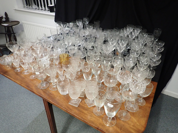 A LARGE COLLECTION OF GLASSWARE - Bild 2 aus 3