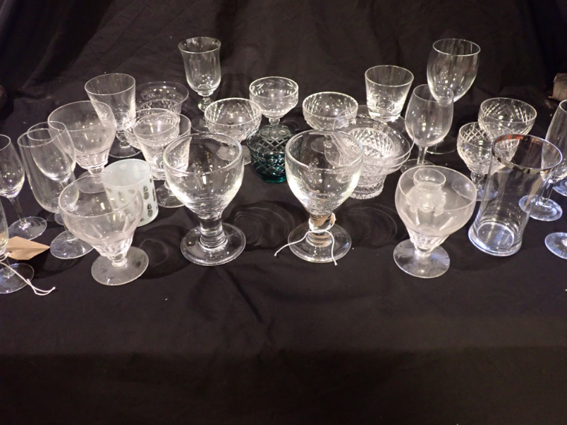 A COLLECTION OF GLASSWARE