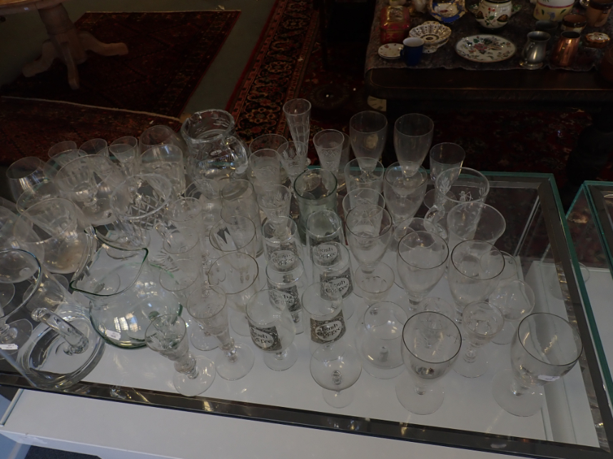 A COLLECTION OF GLASSWARE - Bild 2 aus 3