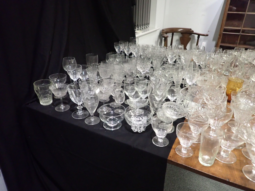 A LARGE COLLECTION OF GLASSWARE - Bild 3 aus 3