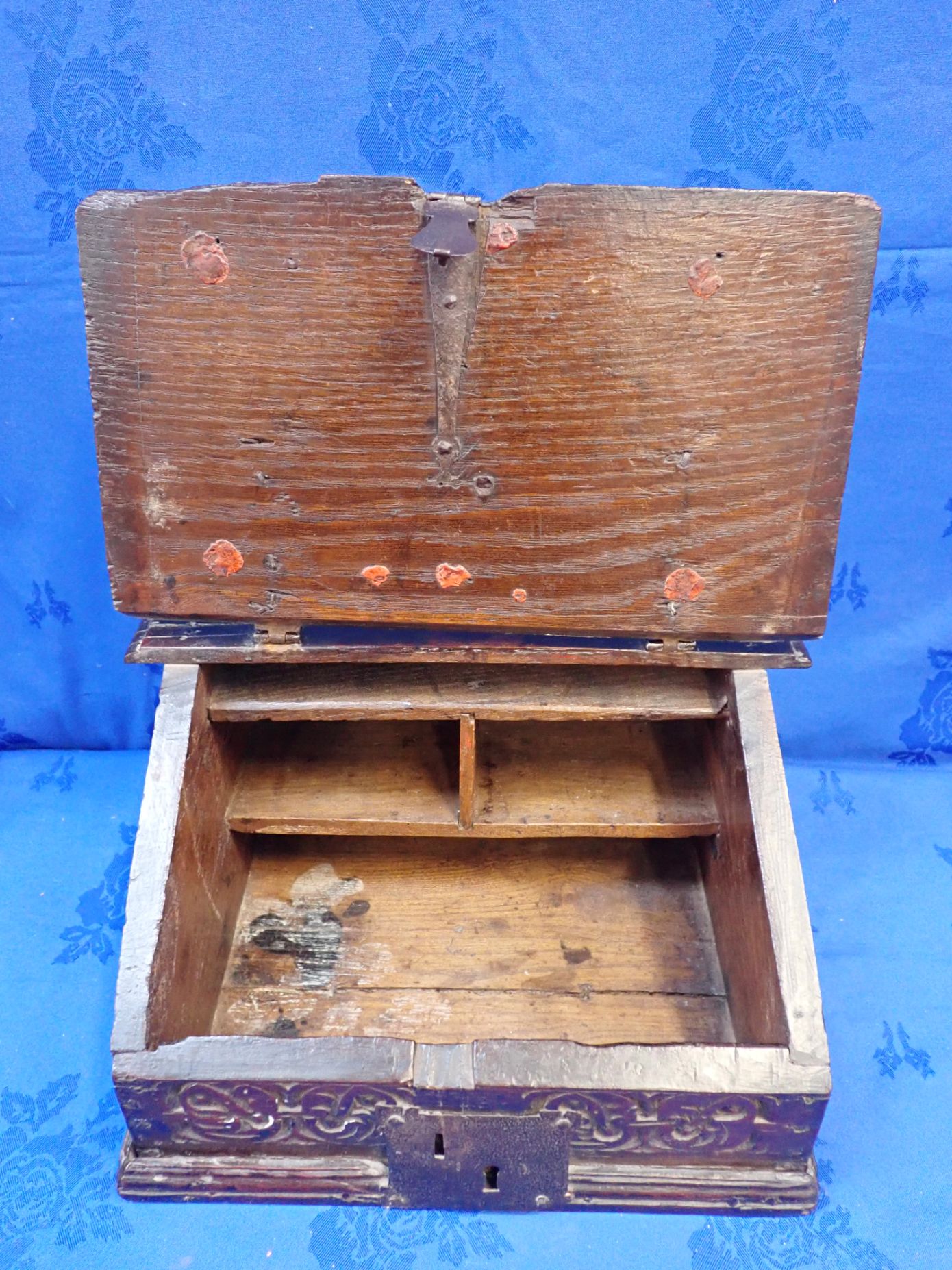 A 17TH CENTURY OAK REEVES BOX OR LAP DESK - Image 2 of 4