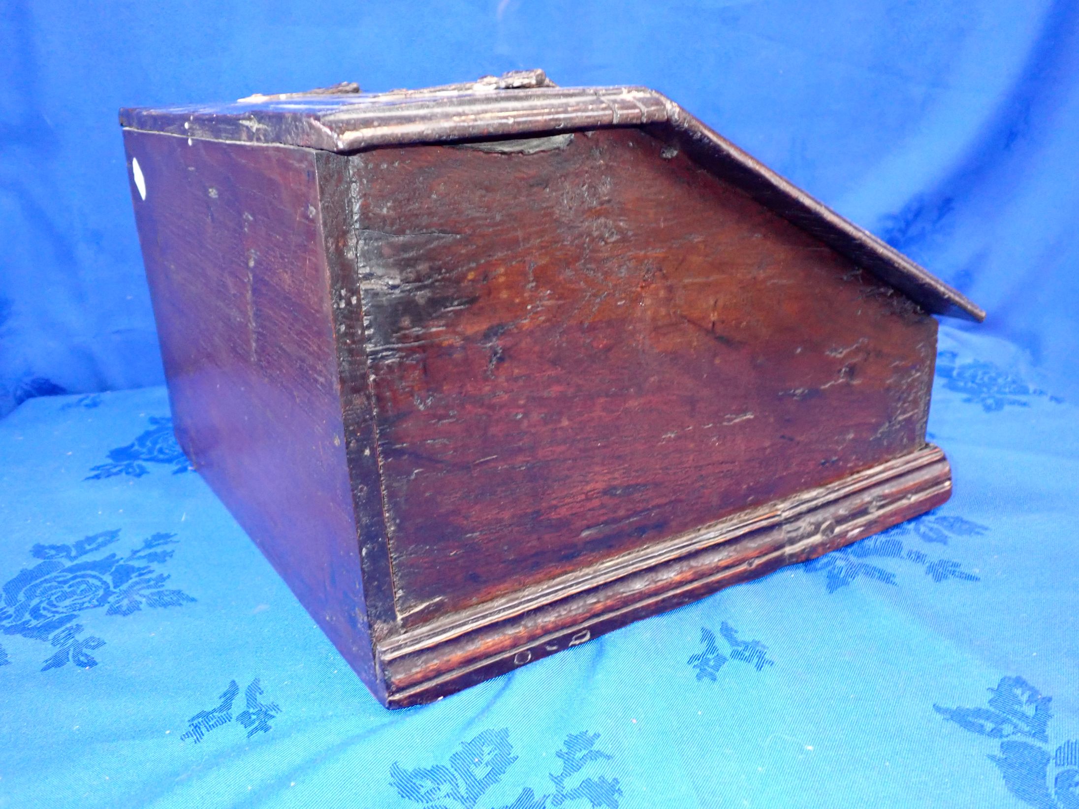 A 17TH CENTURY OAK REEVES BOX OR LAP DESK - Image 3 of 4
