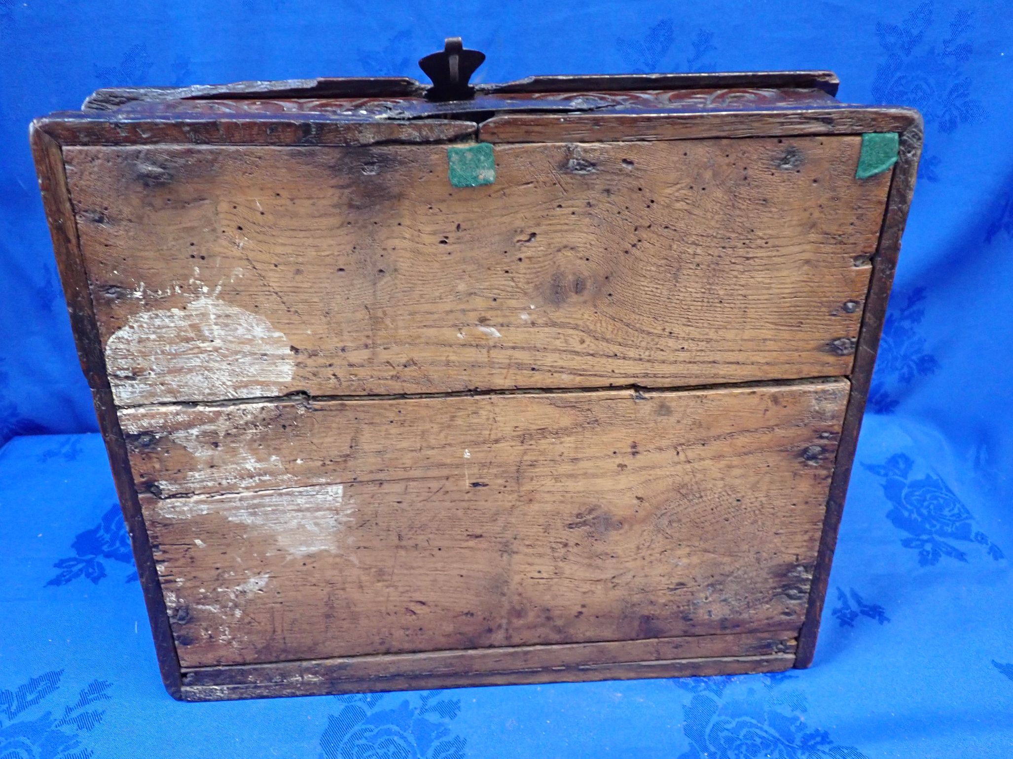 A 17TH CENTURY OAK REEVES BOX OR LAP DESK - Image 4 of 4