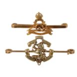 A 9CT GOLD ROYAL ARTILLERY BROOCH & GOLD RUSSELL'S INFANTRY BROOCH