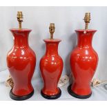 A PAIR OF CERAMIC TABLE LAMPS, OF BALUSTER VASE FORM