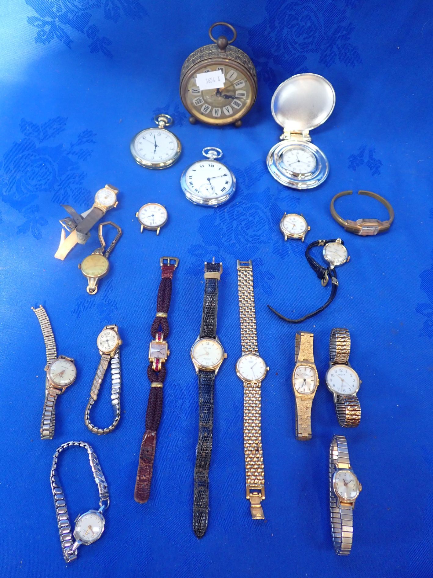 A COLLECTION OF WATCHES AND CLOCKS