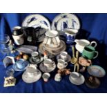 A SMALL QUANTITY OF MINTON 'ARAGON' WARE