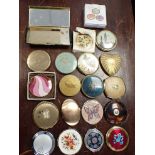 A COLLECTION OF VINTAGE POWDER COMPACTS