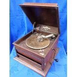 AN OAK CASED COLUMBIA 'GRAFONOLA' GRAMOPHONE