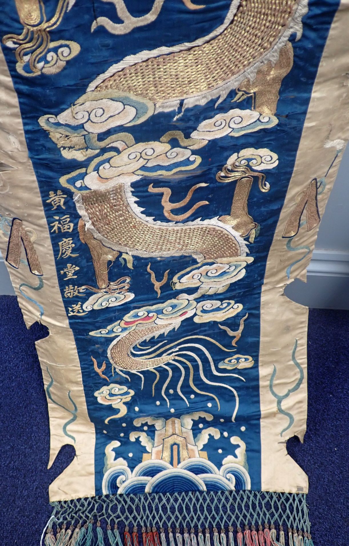 A CHINESE EMBROIDERED WALL HANGING - Image 4 of 4
