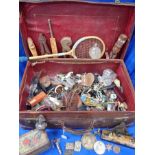 A VINTAGE LEATHER SUITCASE, CONTAINING MIXED SUNDRIES