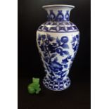 A BLUE AND WHITE CHINESE VASE, AND A 'PEKING GLASS' CAT