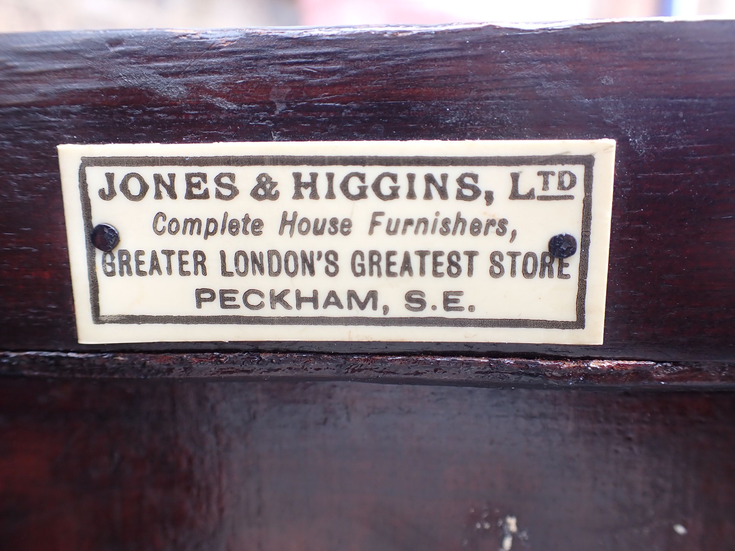 AN EDWARDIAN MAHOGANY DISPLAY CABINET - Image 4 of 5