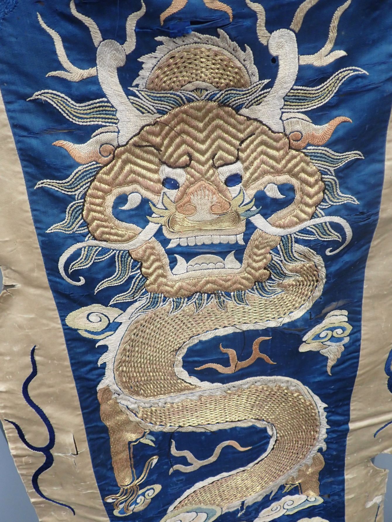 A CHINESE EMBROIDERED WALL HANGING - Image 3 of 4