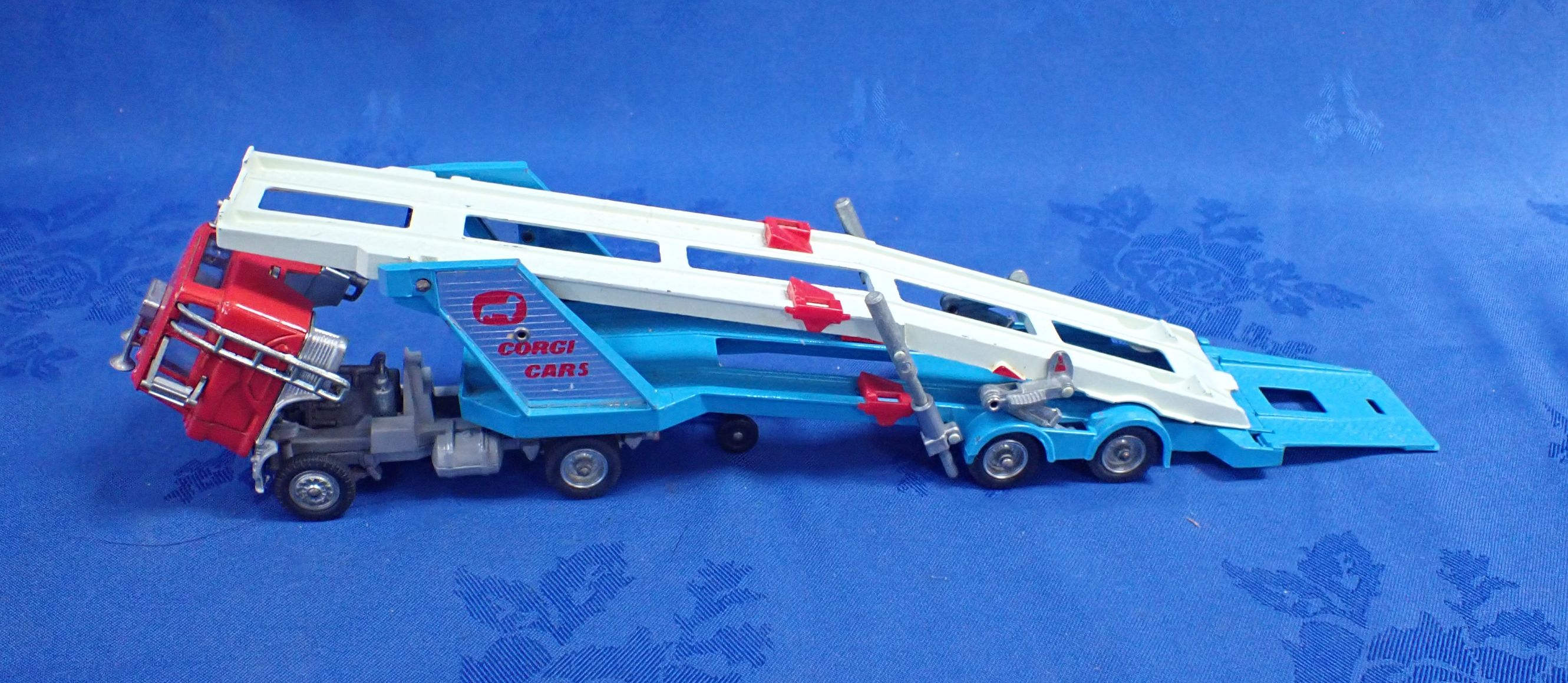 A CORGI TOYS NO.1138, CAR TRANSPORTER WITH FORD TILT CAB 'H' SERIES TRACTOR - Image 4 of 4