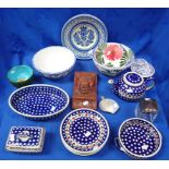 A COLLECTION OF DECORATIVE POTTERY