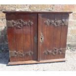 AN ARTS AND CRAFT STYLE OAK WALL HANGING CUPBOARD