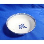AN ENGLISH PORCELAIN BLUE AND WHITE BOWL