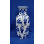 A BLUE AND WHITE CHINESE VASE