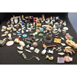 A QUANTITY OF MINIATURE ITEMS