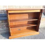 AN OAK AND CROSSBANDED OPEN BOOKCASE