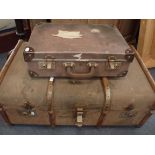A VINTAGE TRAVELLING TRUNK