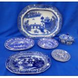 A PEARLWARE MEAT DISH, IN AN EARLY 'WILLOW' PATTERN