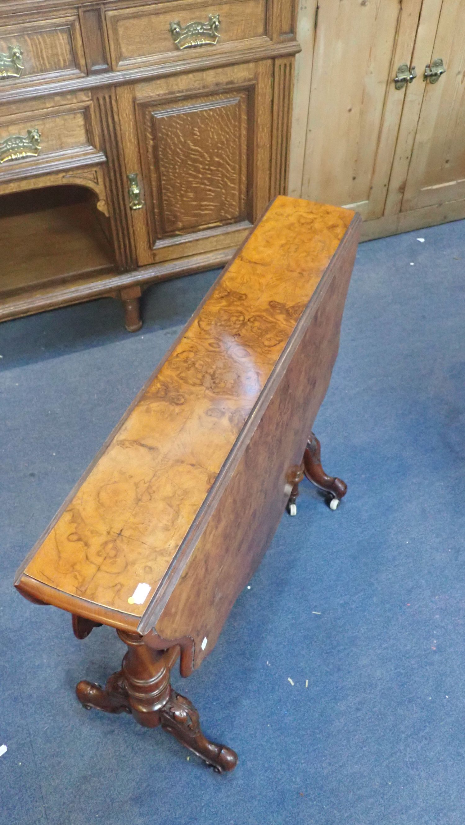 A VICTORIAN FIGURED WALNUT SUTHERLAND TABLE - Image 2 of 2