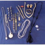 A QUANTITY OF JEWELLERY