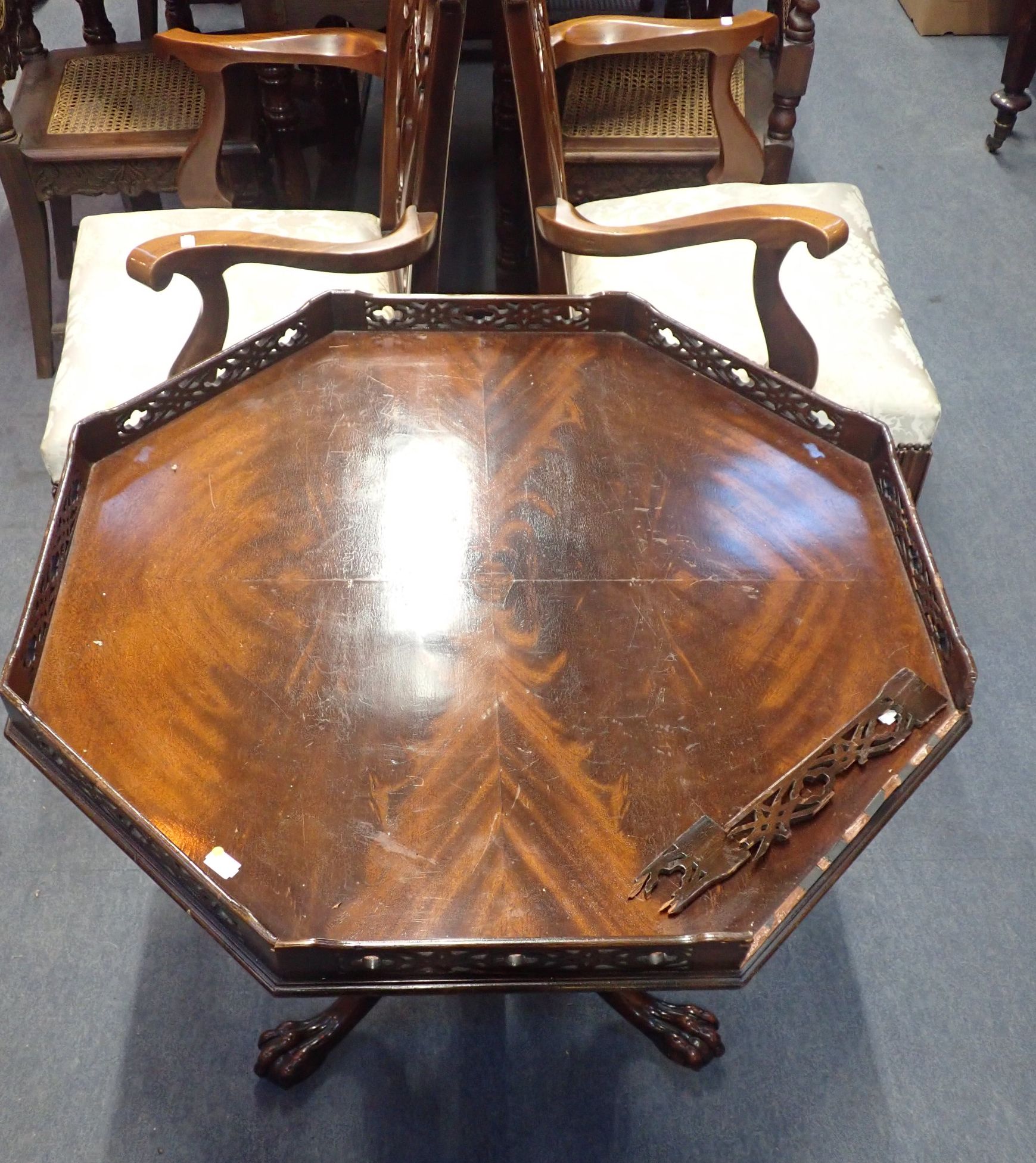 AN 18TH CENTURY STYLE MAHOGANY TILT-TOP TABLE