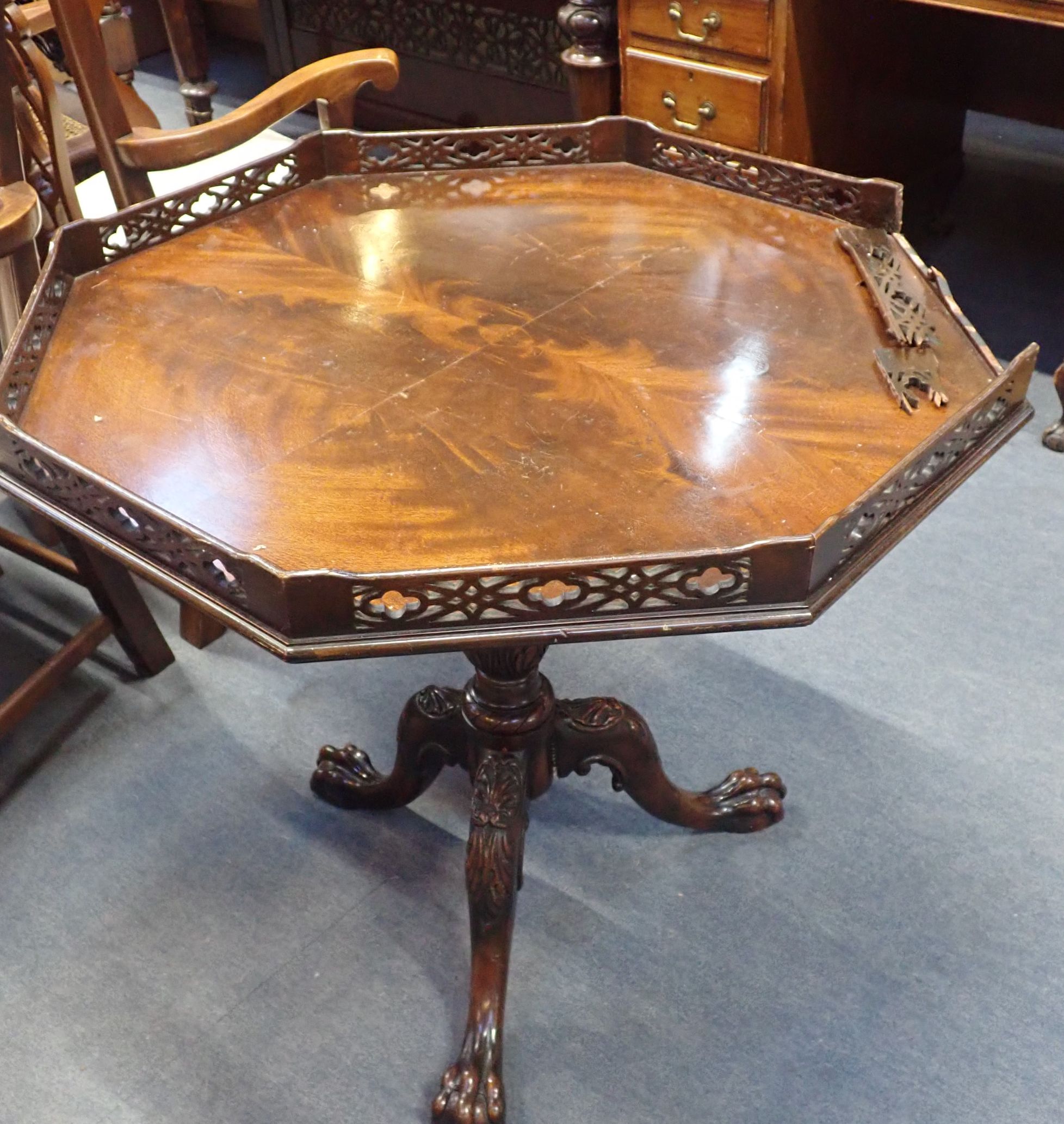 AN 18TH CENTURY STYLE MAHOGANY TILT-TOP TABLE - Image 2 of 2