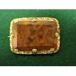 VICTORIAN SAMPLE AGATE AND YELLOW METAL BROOCH