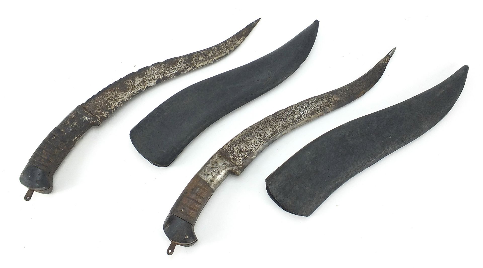 Two Afghan pesh-kabz knives with sheaths and engraved steel blades, 40cm and 38cm in length - Bild 2 aus 2