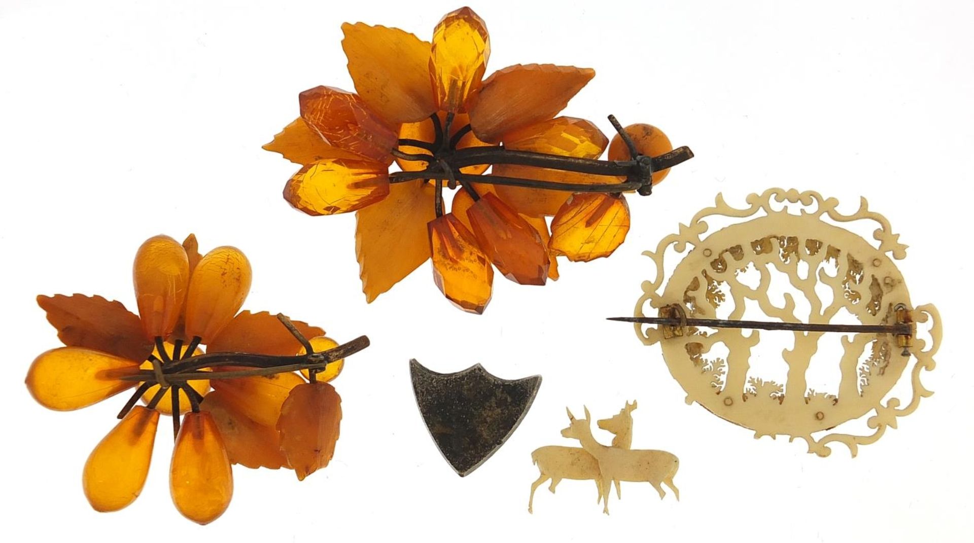 Antique jewellery comprising two amber coloured floral brooches, carved ivory brooch and a silver - Bild 2 aus 2